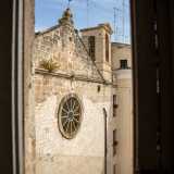 ...l� dove attraverso una finestra riusciamo a godere di un�inedita visuale di Sant�Anna, chiesa che da secoli vive in simbiosi con il sorprendente, imponente e malridotto palazzo D�Amelj

